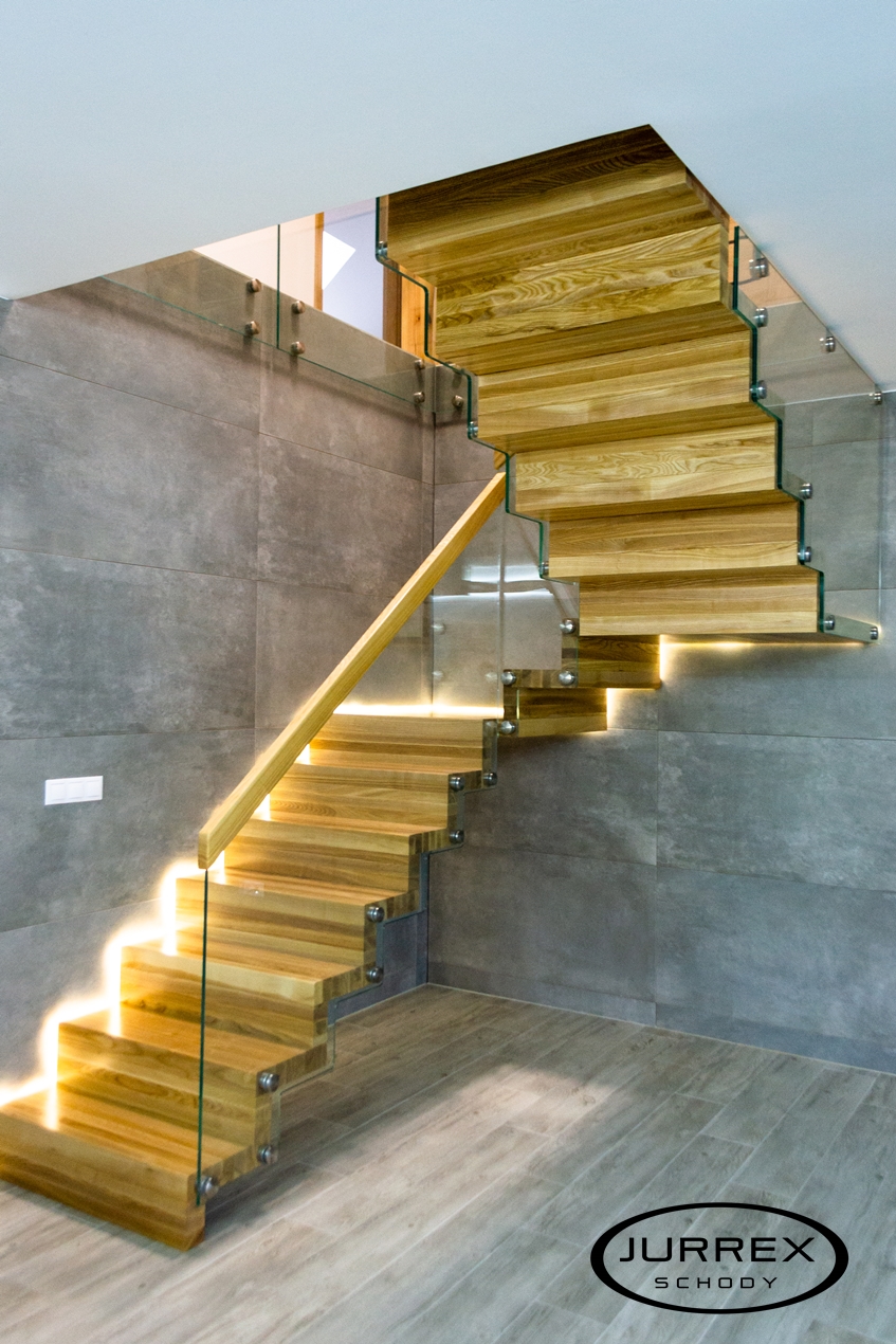 Jesionowe schody dywanowe z balustradami szklanymi i podświetleniem LED